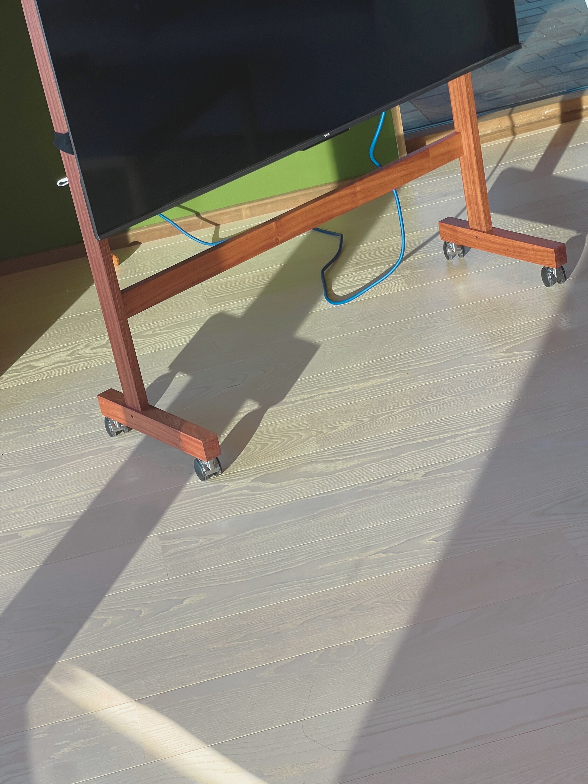 TV STANDER TRÆ